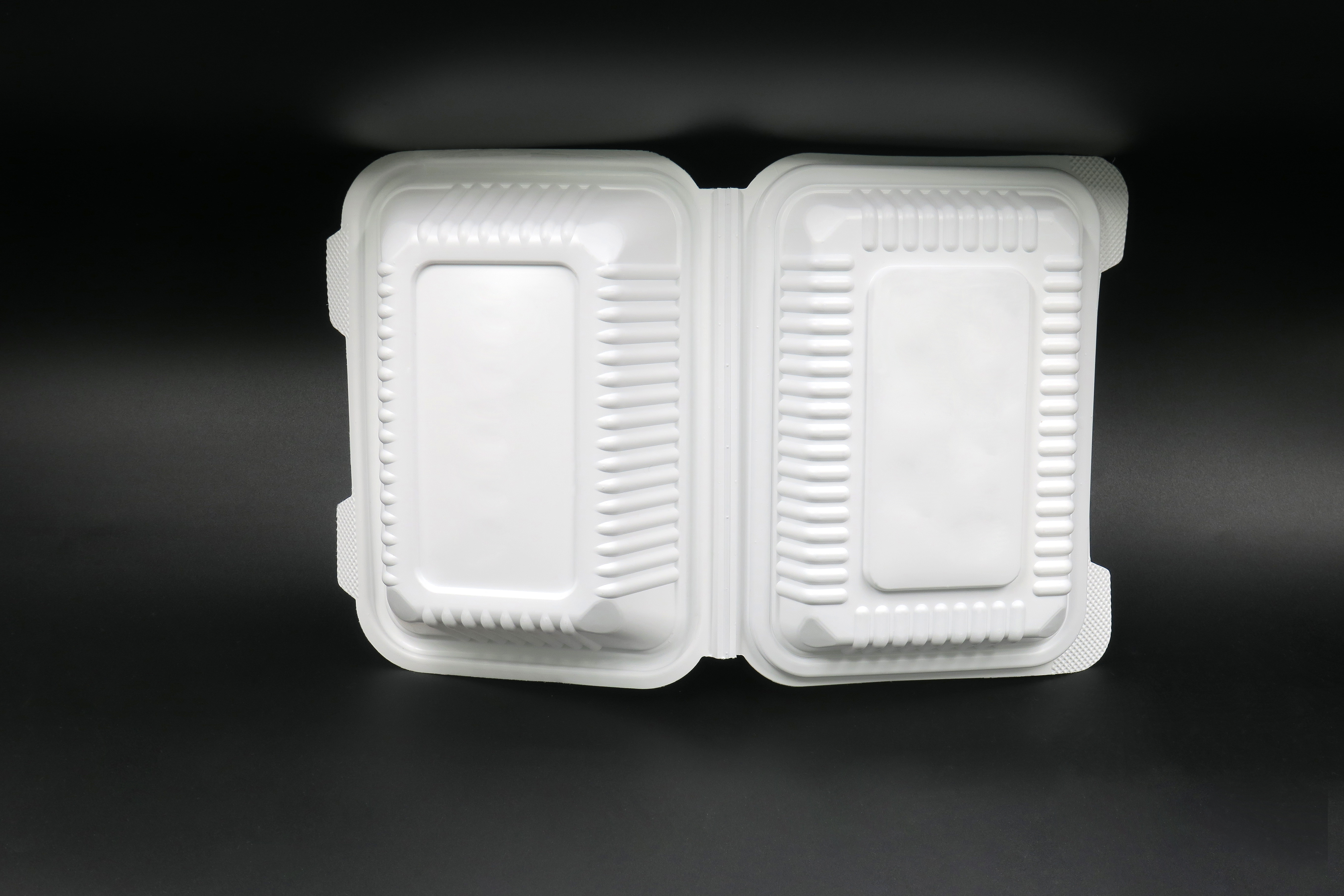 Saque la fiambrera para llevar comida con cubierta de plástico